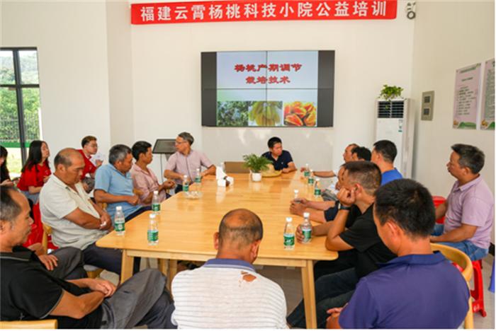 陈发兴教授为果农们答疑解惑。通讯员李泽钜 摄