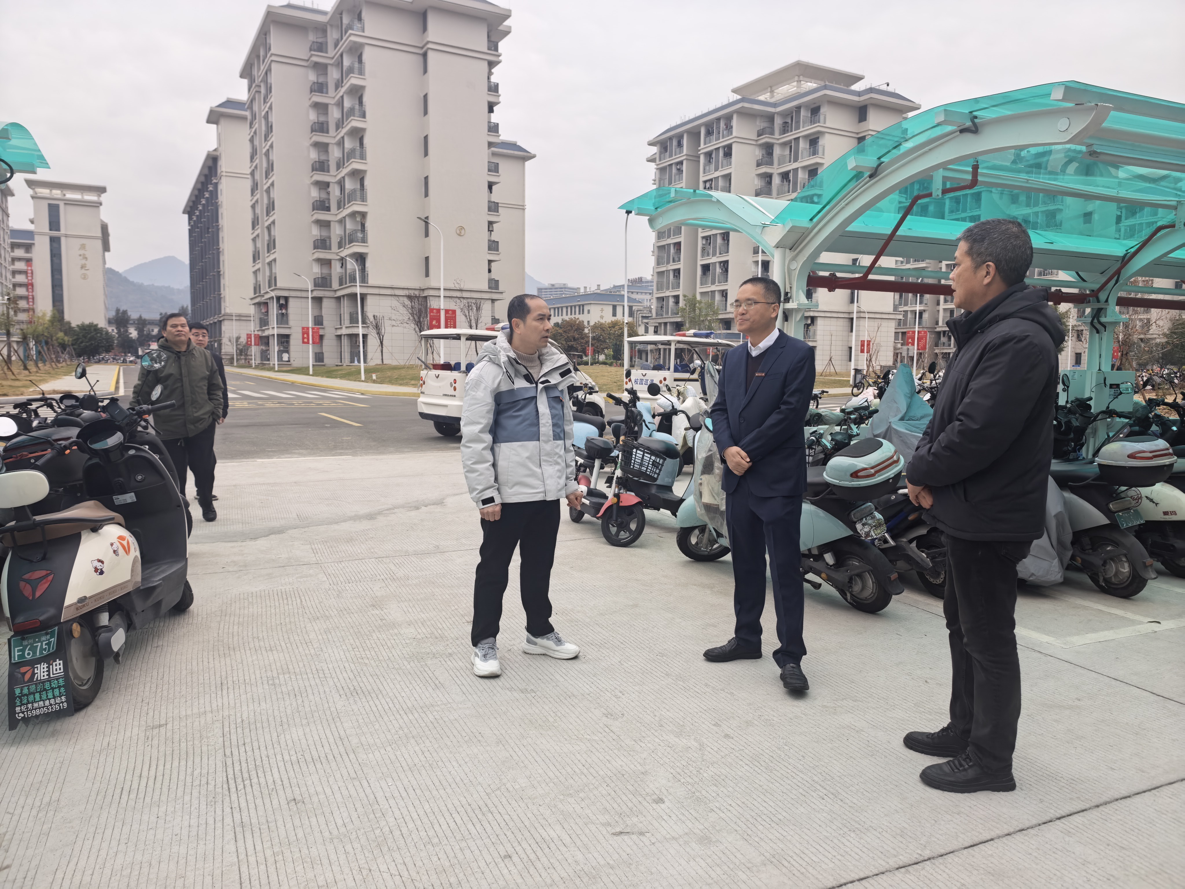 检查电动自行车智慧充电站.jpg