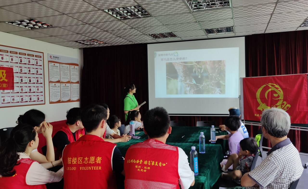 科普课堂现场 实践队队员为社区居民科普介绍翠鸟的行为 杨秀鑫 摄.jpg