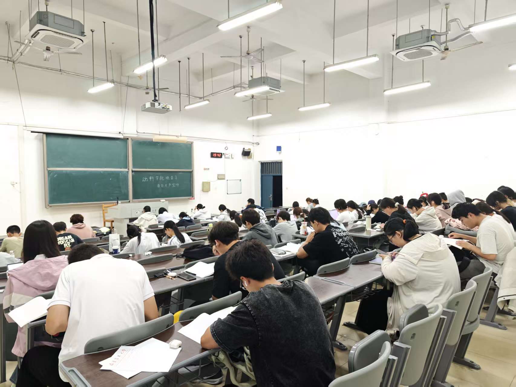 晚自习.jpg