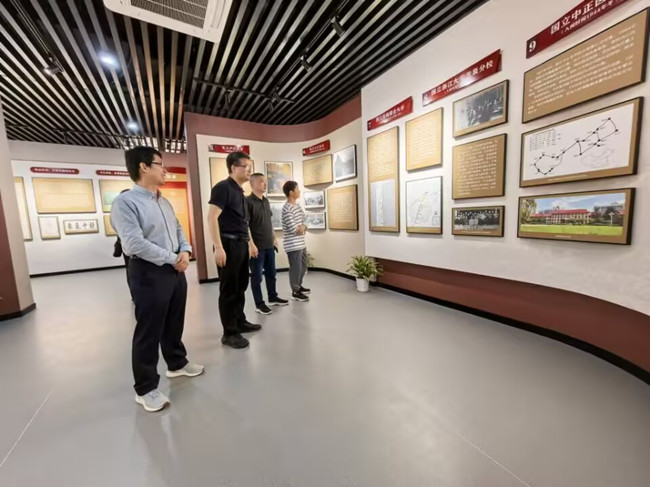 参观闽江源近现代高等院校办学集萃展_.jpg