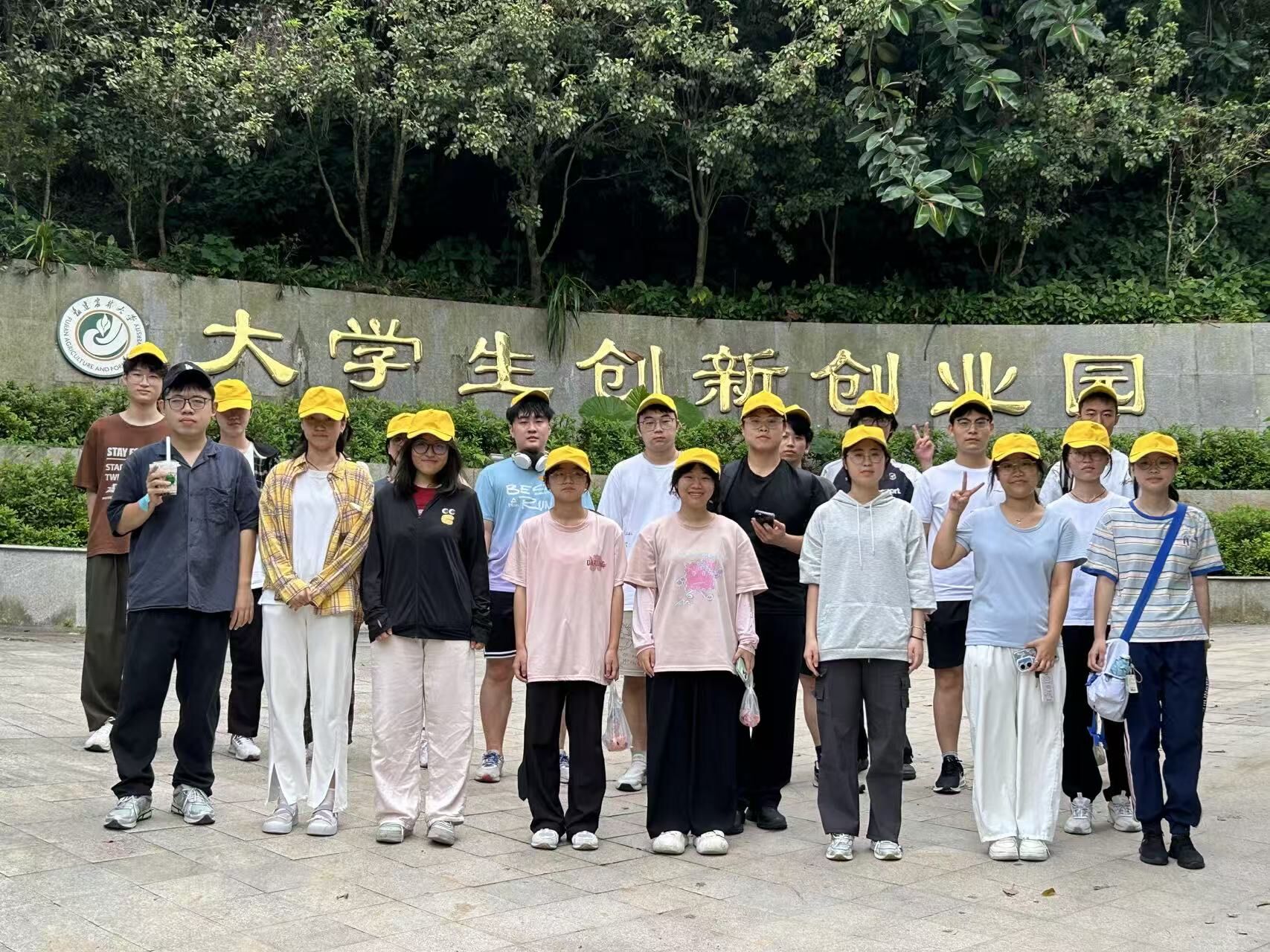 学生集体合照.jpg 学生集体合照.jpg