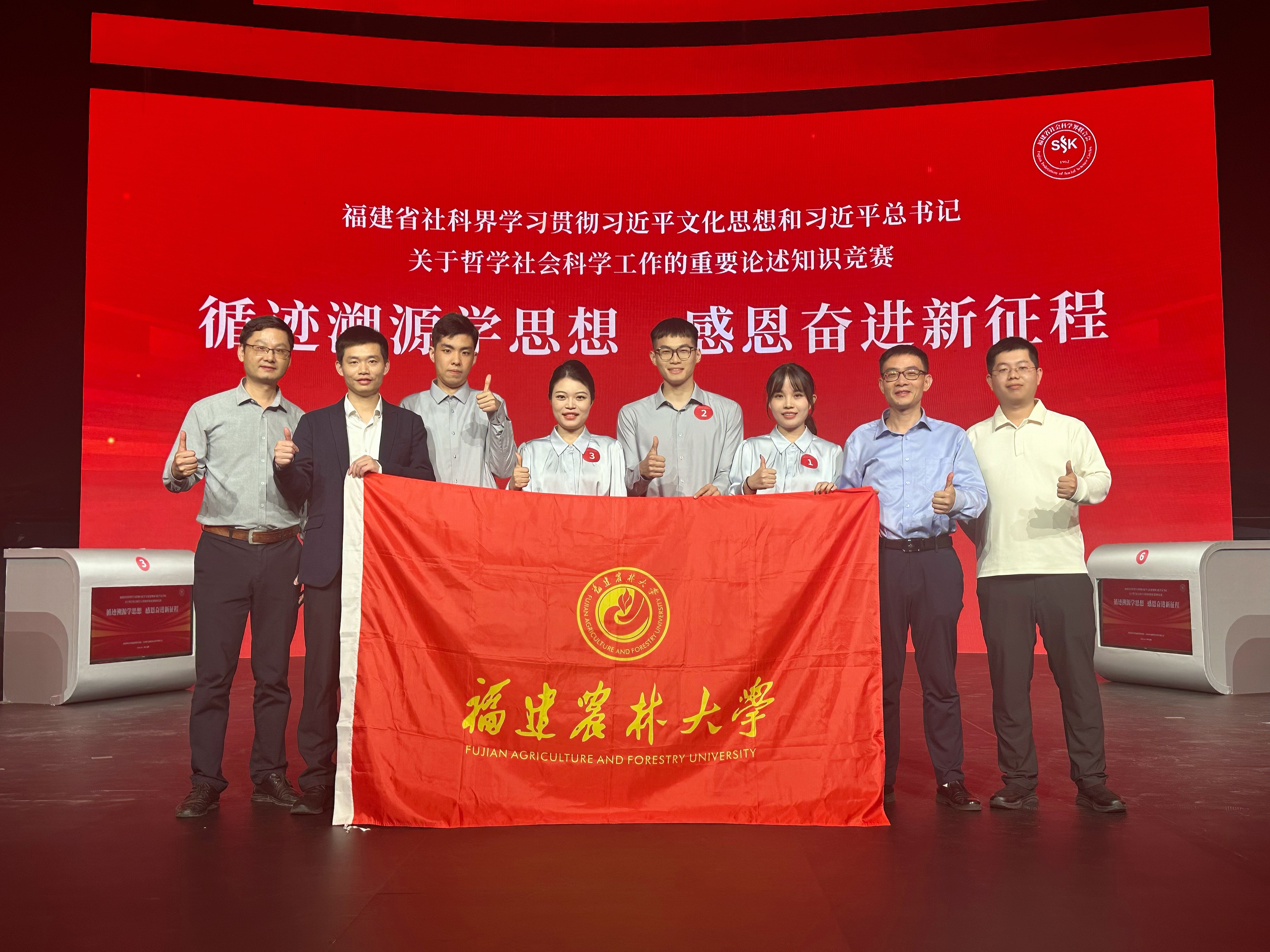 参赛队员及工作人员合影.jpg