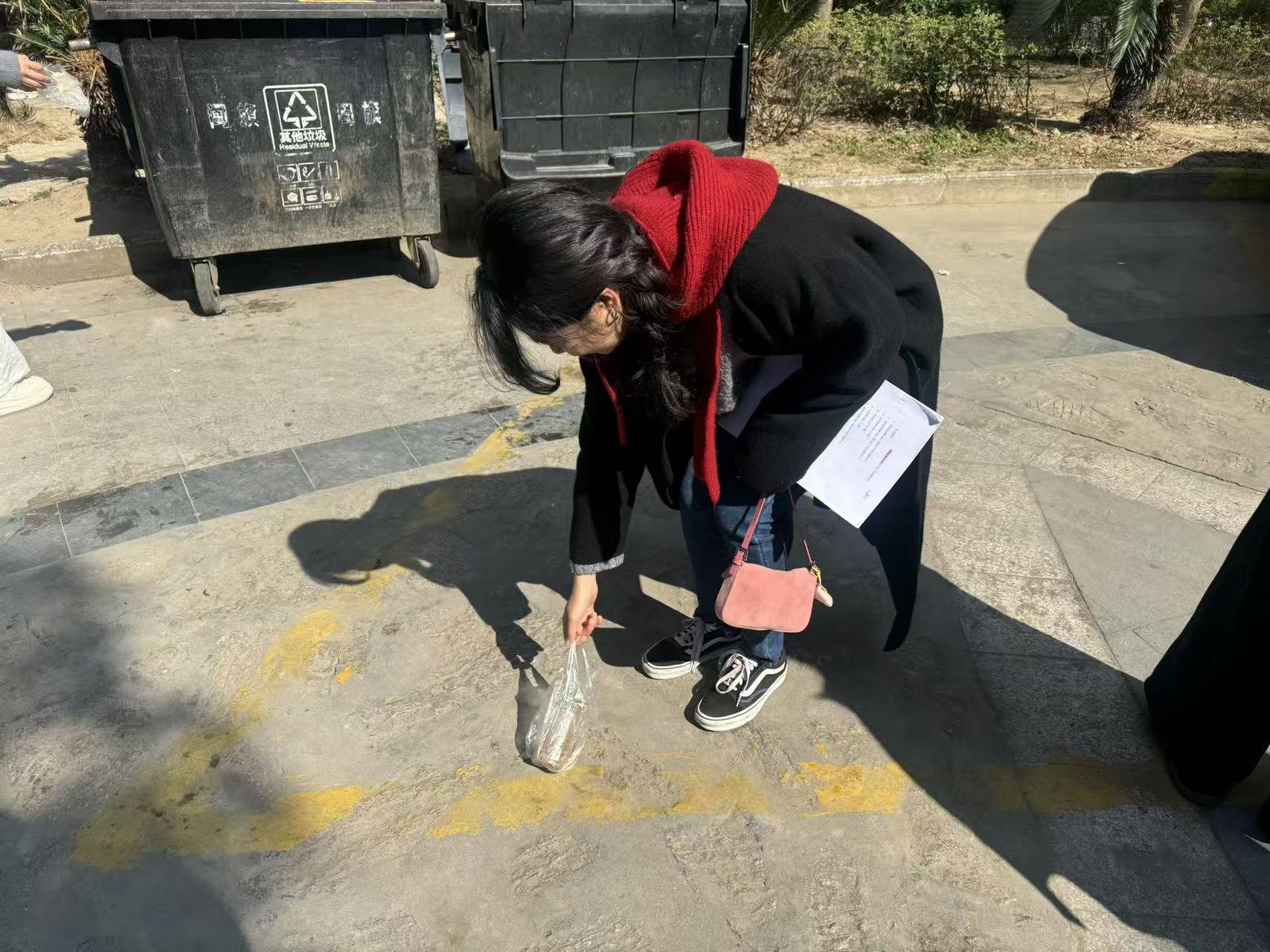 同学们对周边社区进行清洁1.jpg 同学们对周边社区进行清洁1.jpg