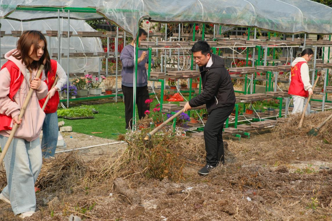 师生志愿者们进行荷花池基地场地修缮2.png 师生志愿者们进行荷花池基地场地修缮2.png