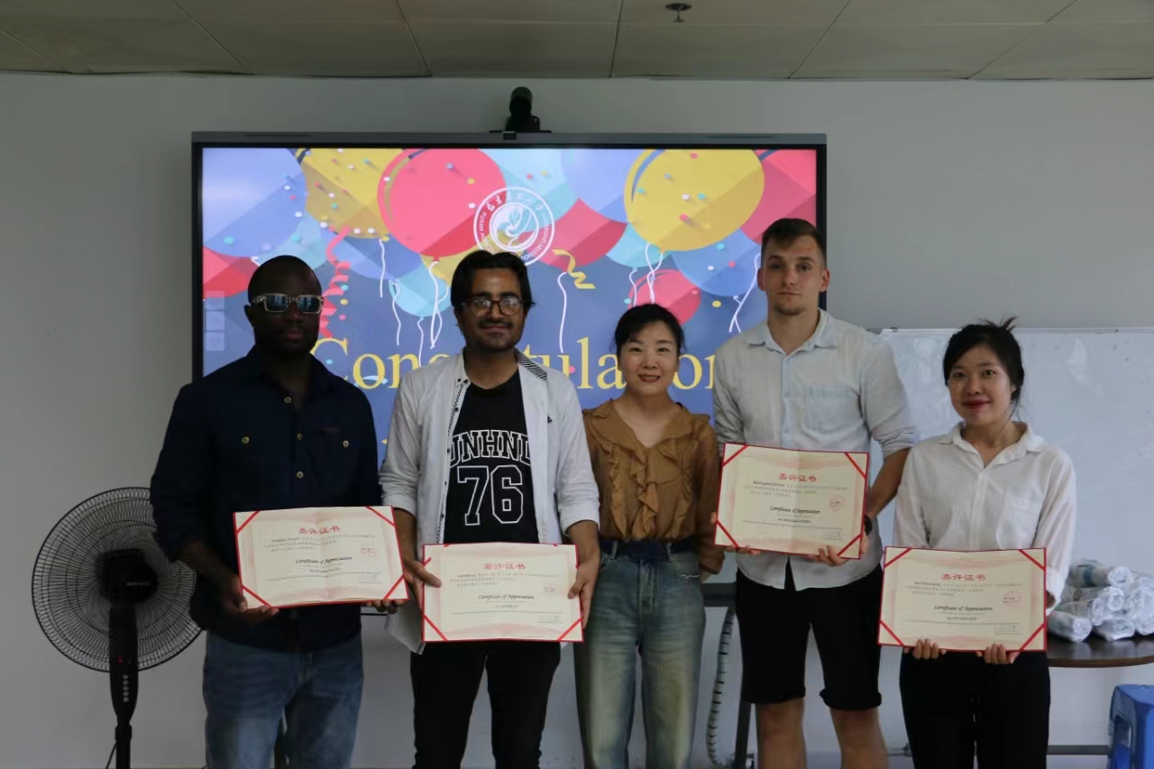 刘丽敏为学生助手颁发.jpg