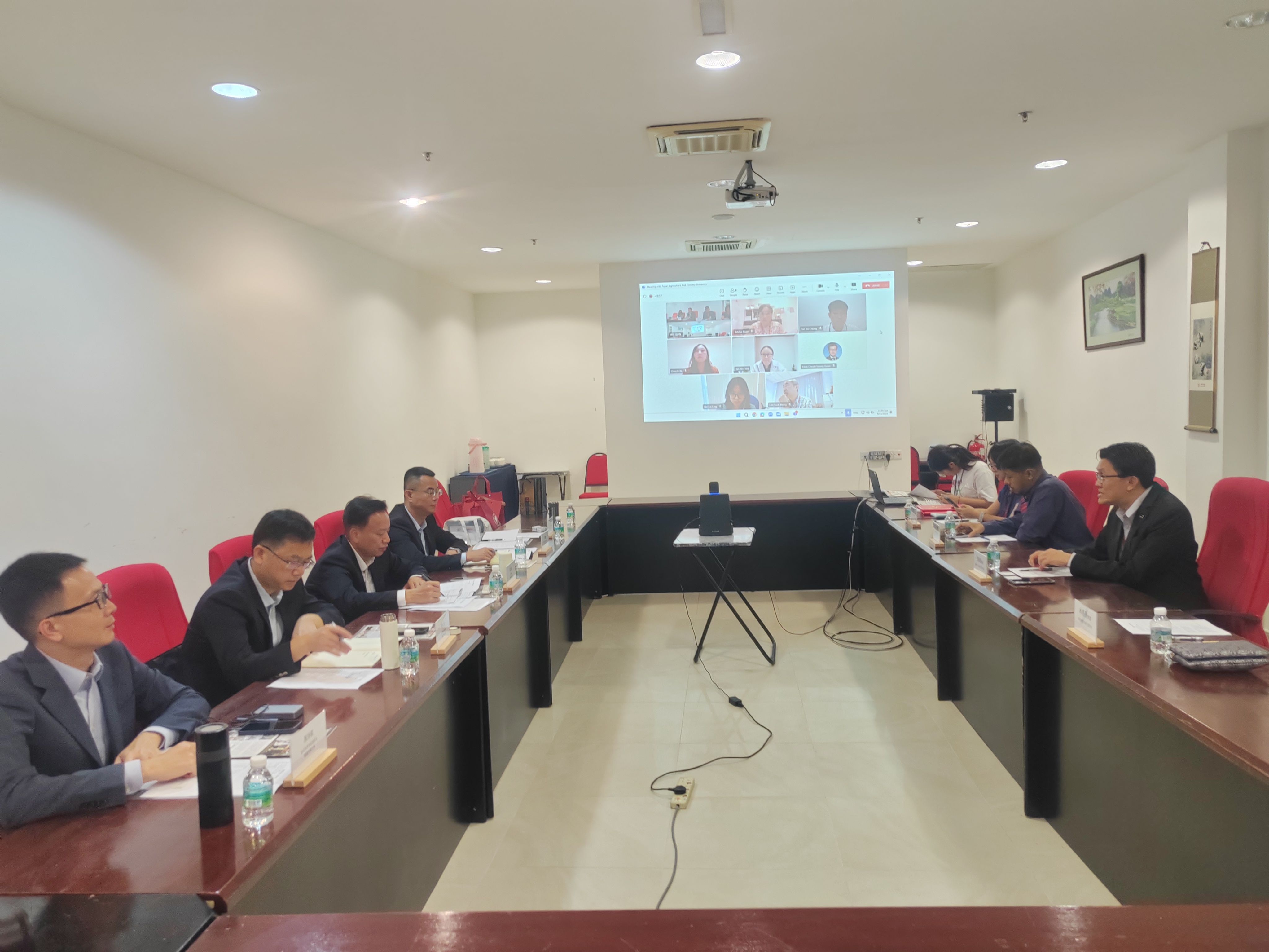 与拉曼大学副校长倪慕敏及该校相关院系代表开展线上与线下结合座谈.jpg 与拉曼大学副校长倪慕敏及该校相关院系代表开展线上与线下结合座谈.jpg