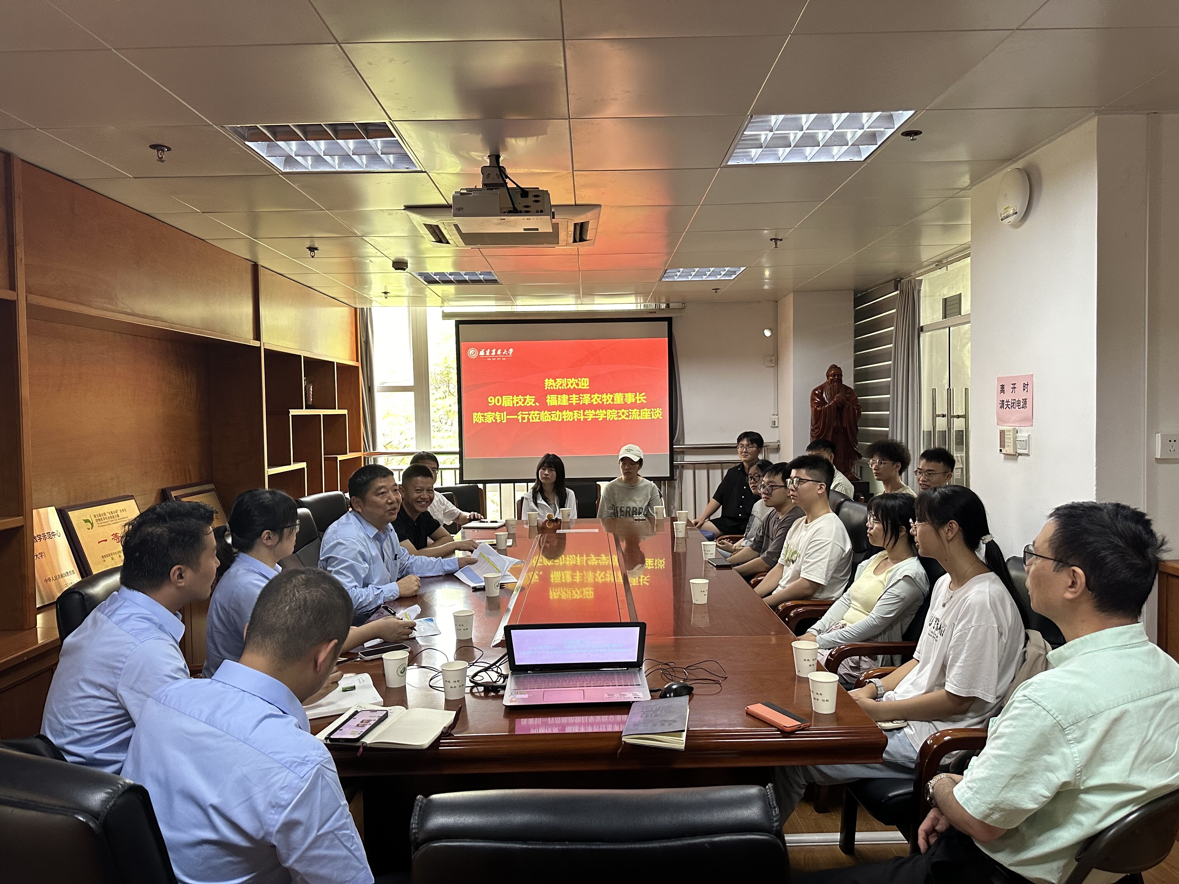 交流座谈会现场.jpg