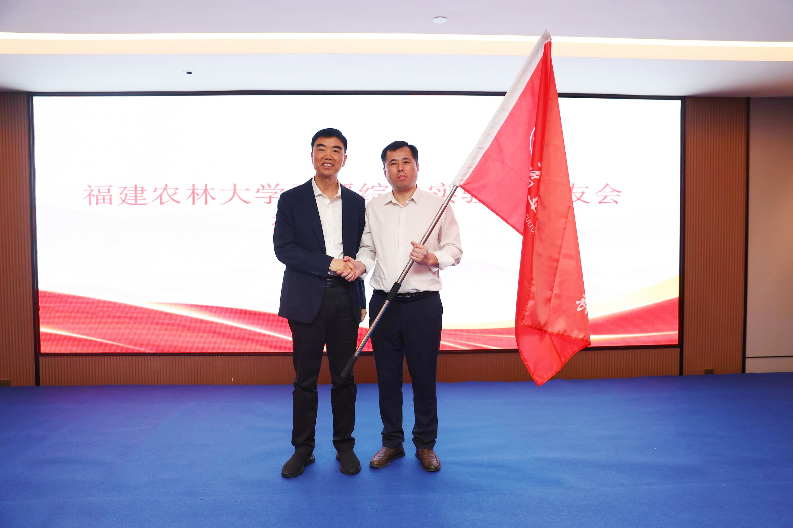 林庆藩为平潭校友授87978797威尼斯校旗.jpg